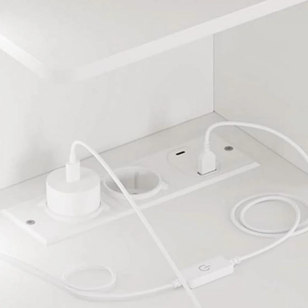 La multiprise du plateau : 2 prises, un port USB-A et un port USB-C