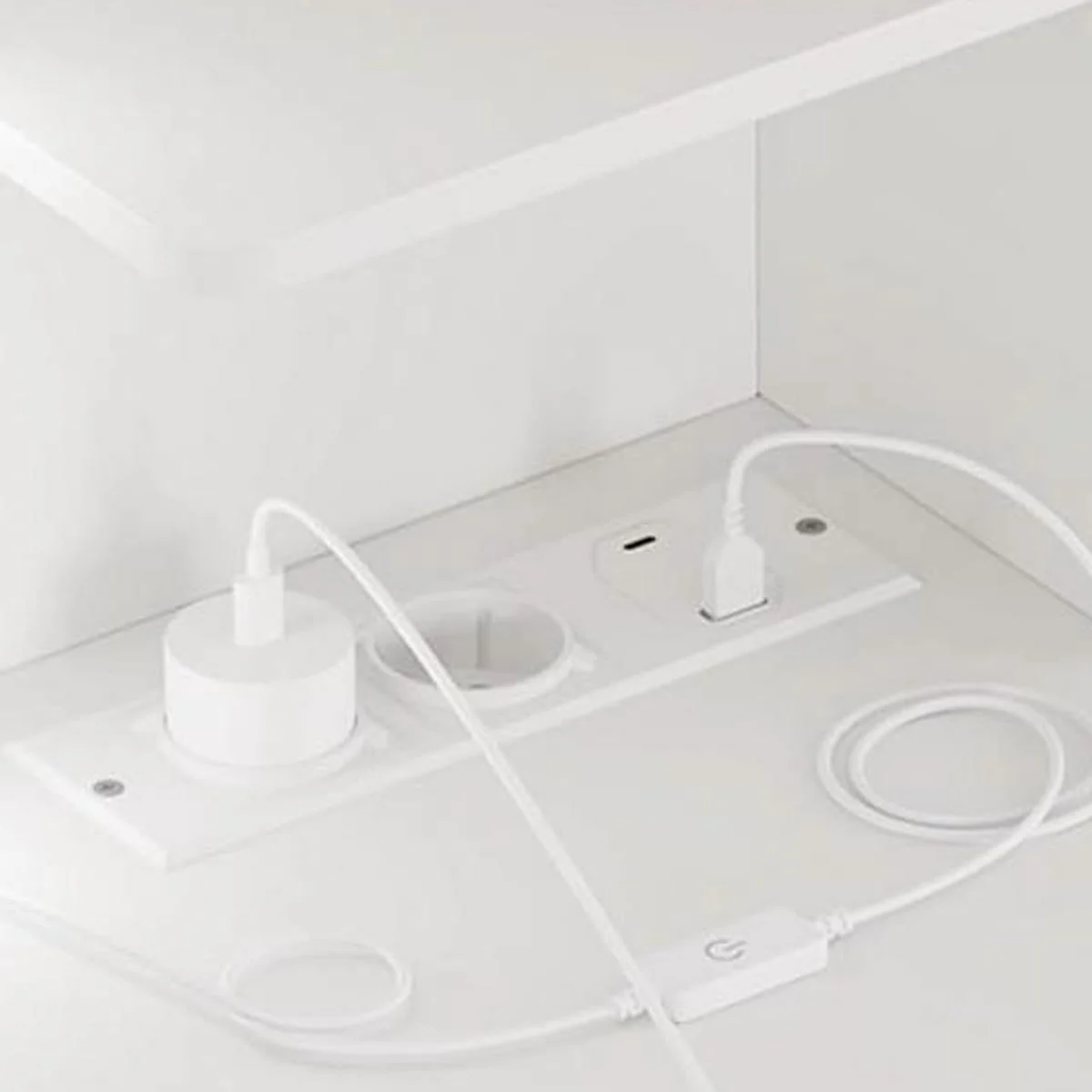 La multiprise du plateau : 2 prises, un port USB-A et un port USB-C