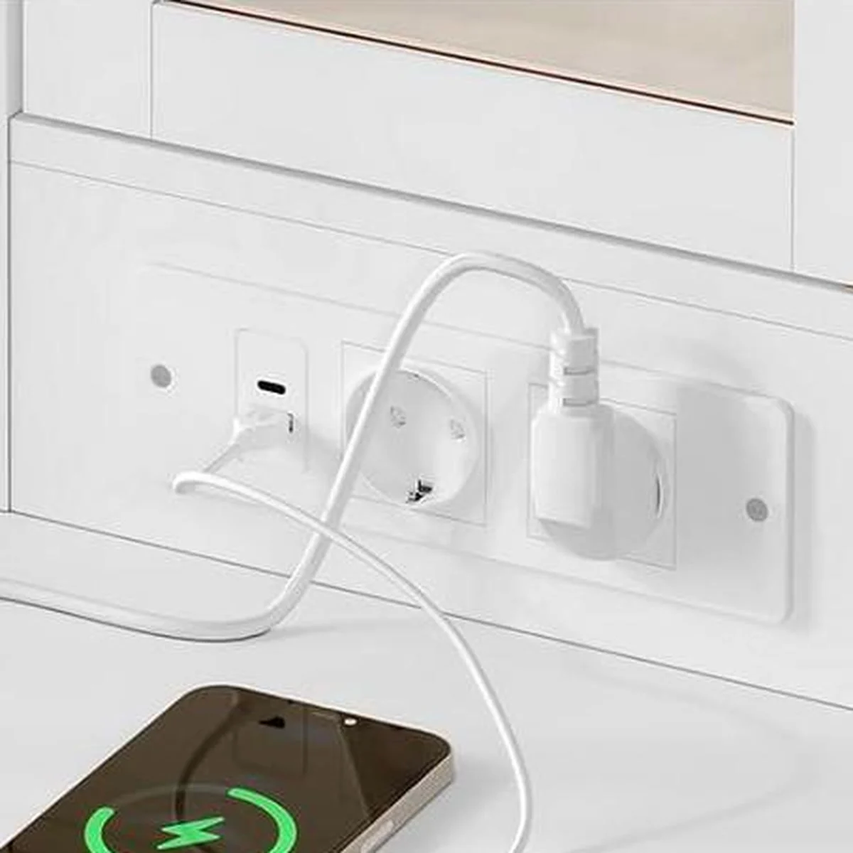 La multiprise : 2 prises, un port USB-A et un port USB-C