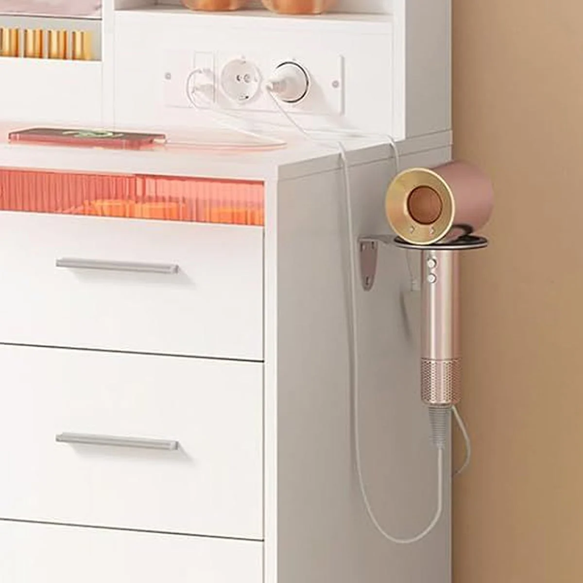 Les 2 prises et les ports USB au-dessus du plateau, le sèche-cheveux sur son support