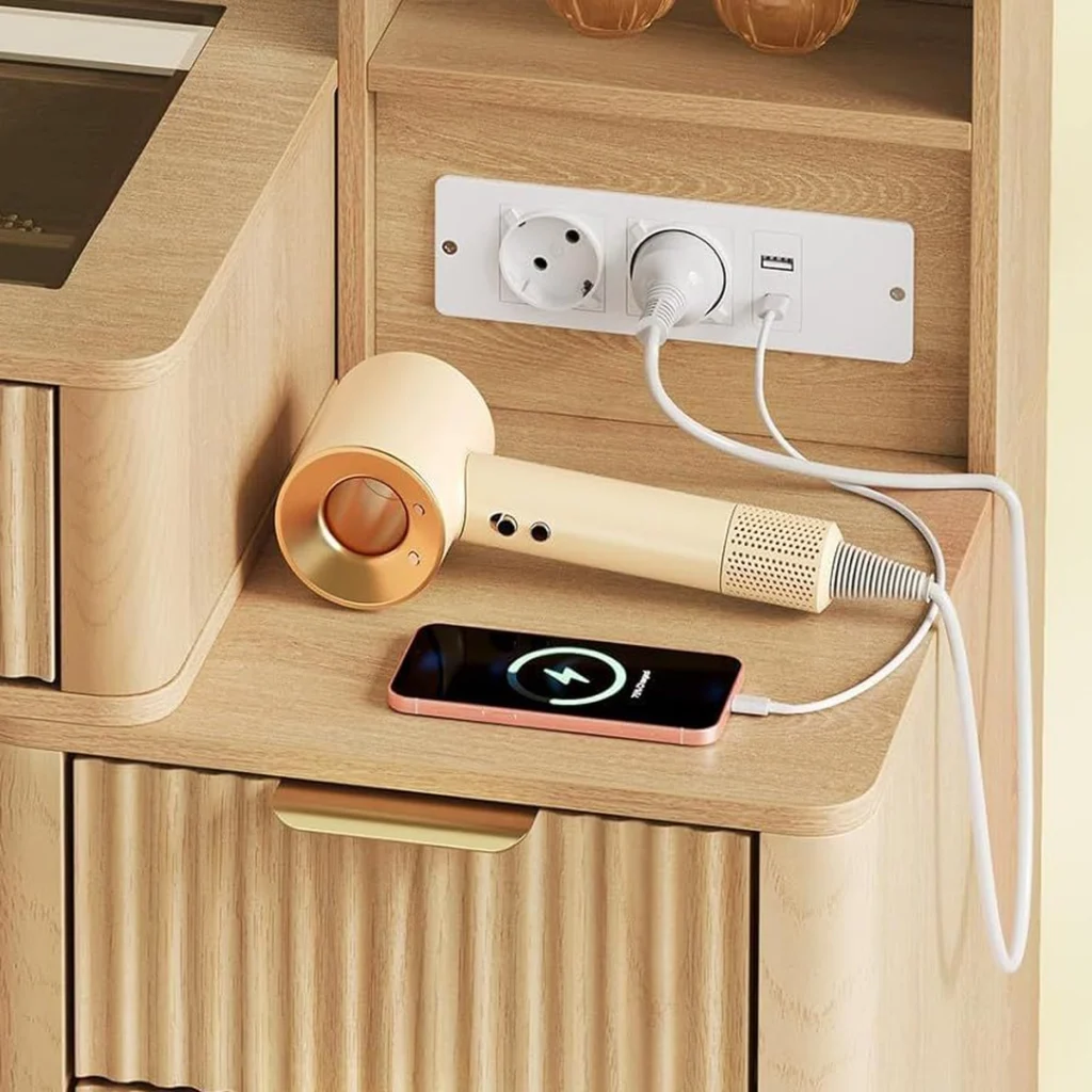Les 2 prises et les ports USB et USB-C, un sèche-cheveux et un téléphone branchés