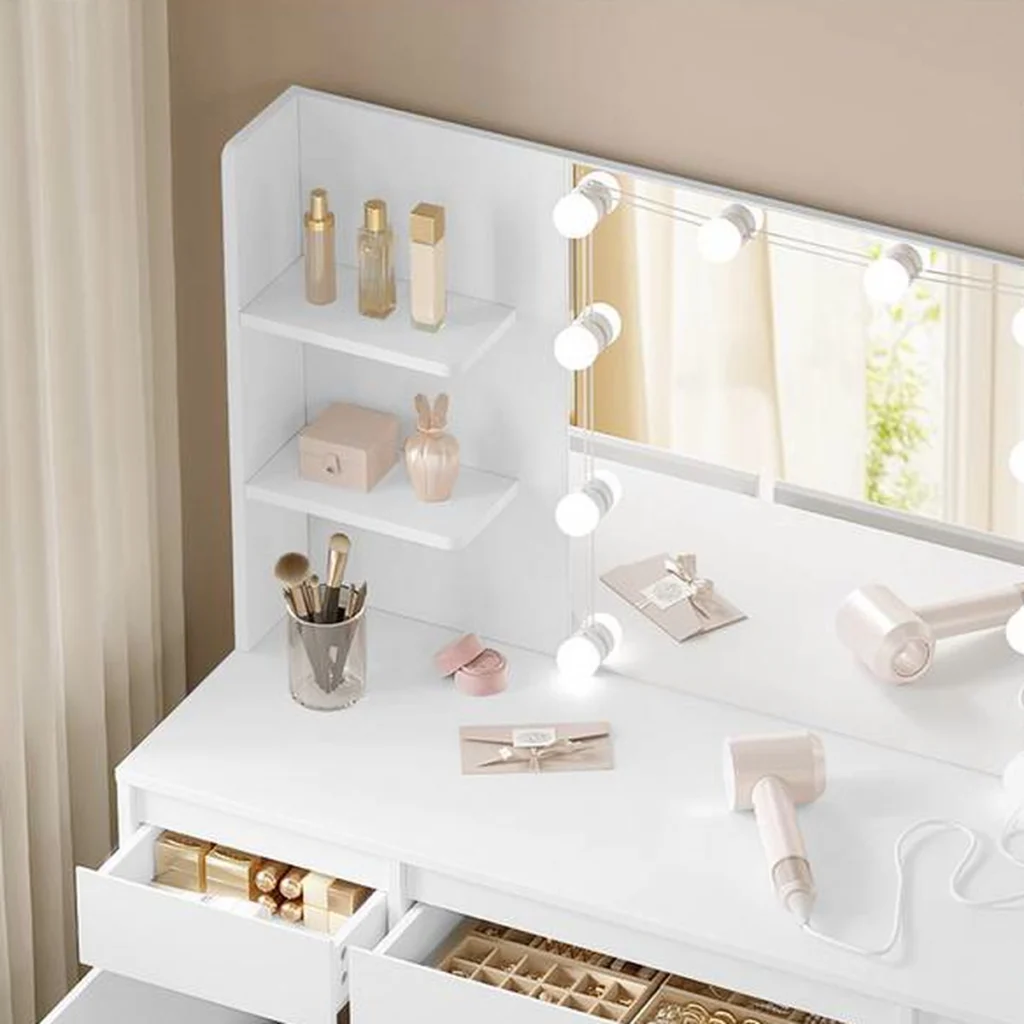 Les étagères, le miroir à ampoules et les tiroirs ouverts