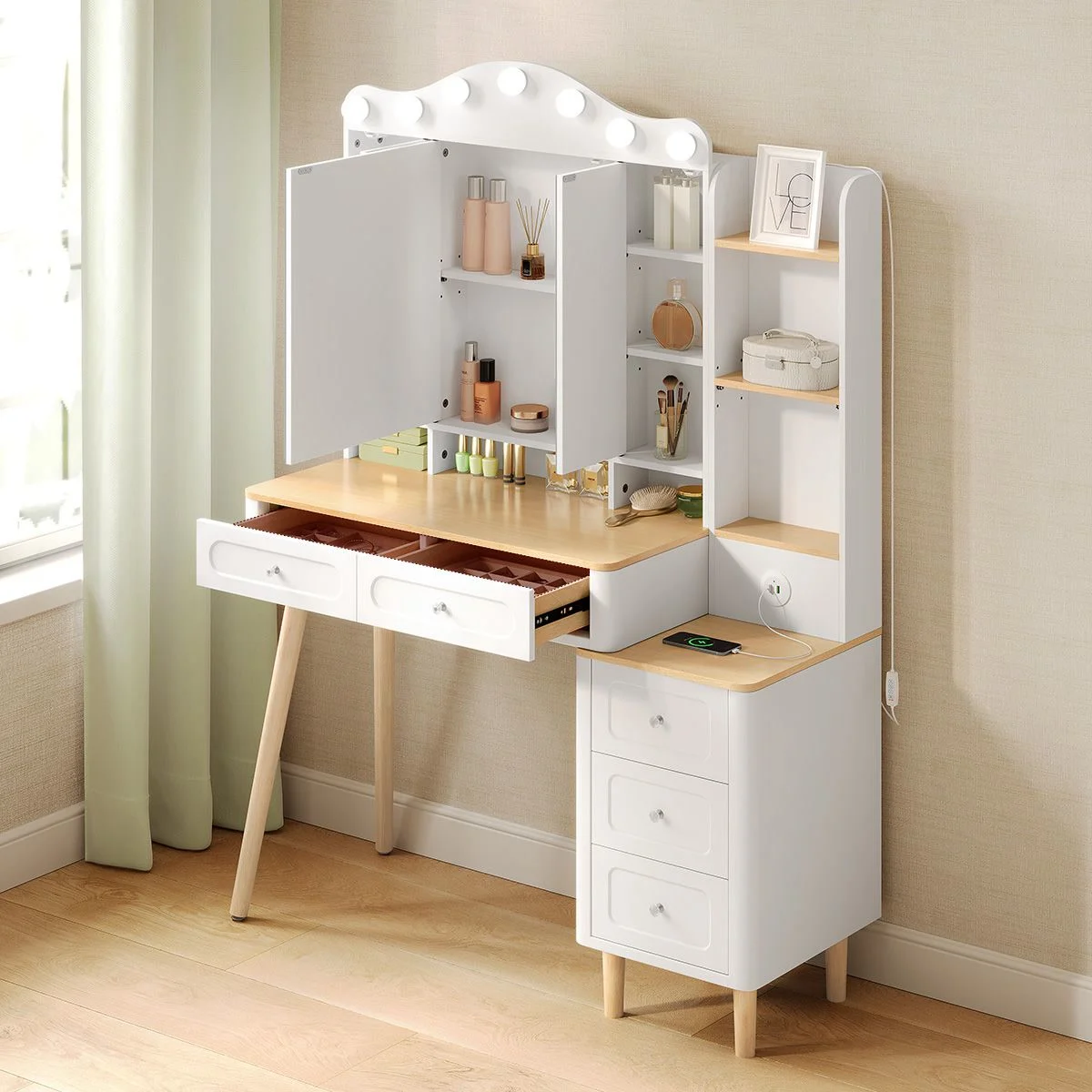 Les volets du miroir ouverts sur les rangements cachés, un tiroir ouvert