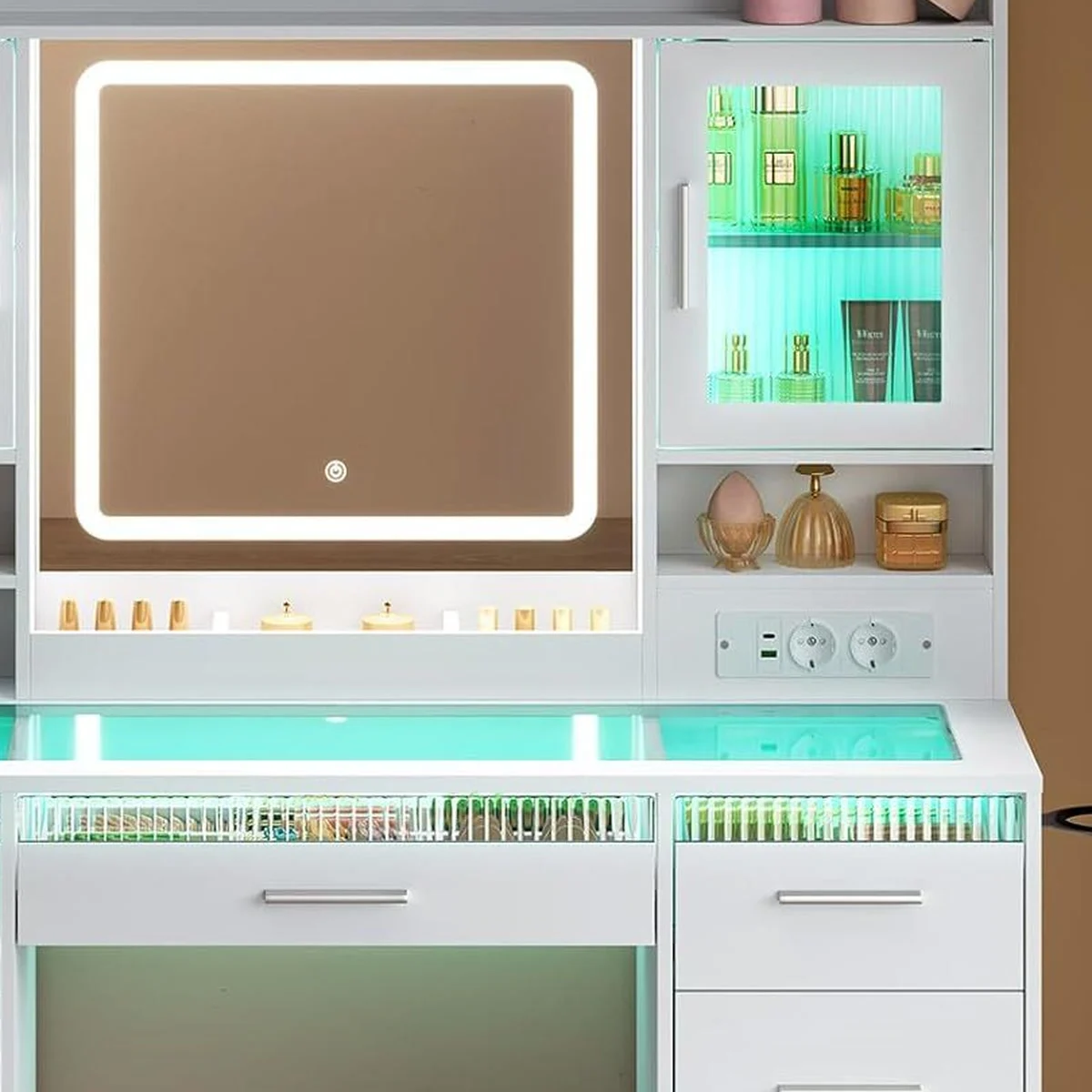 Le plateau en verre, les tiroirs et le placard éclairés en vert