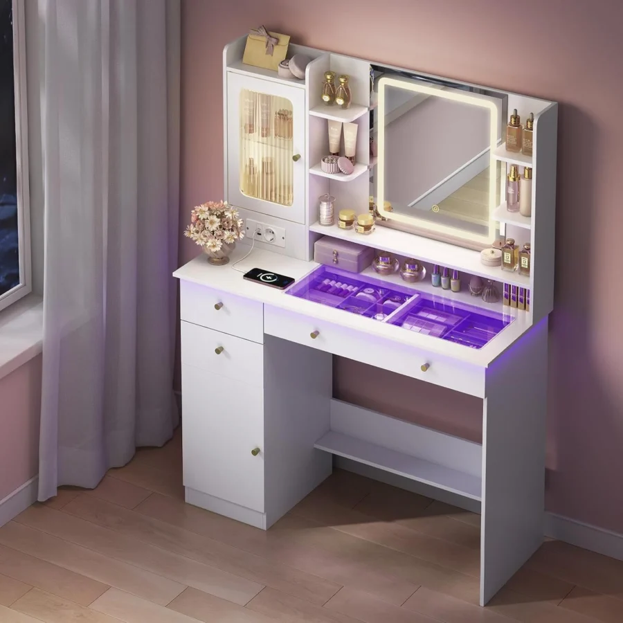 Le plateau en verre éclairé en violet, le rangement à bijoux dessous