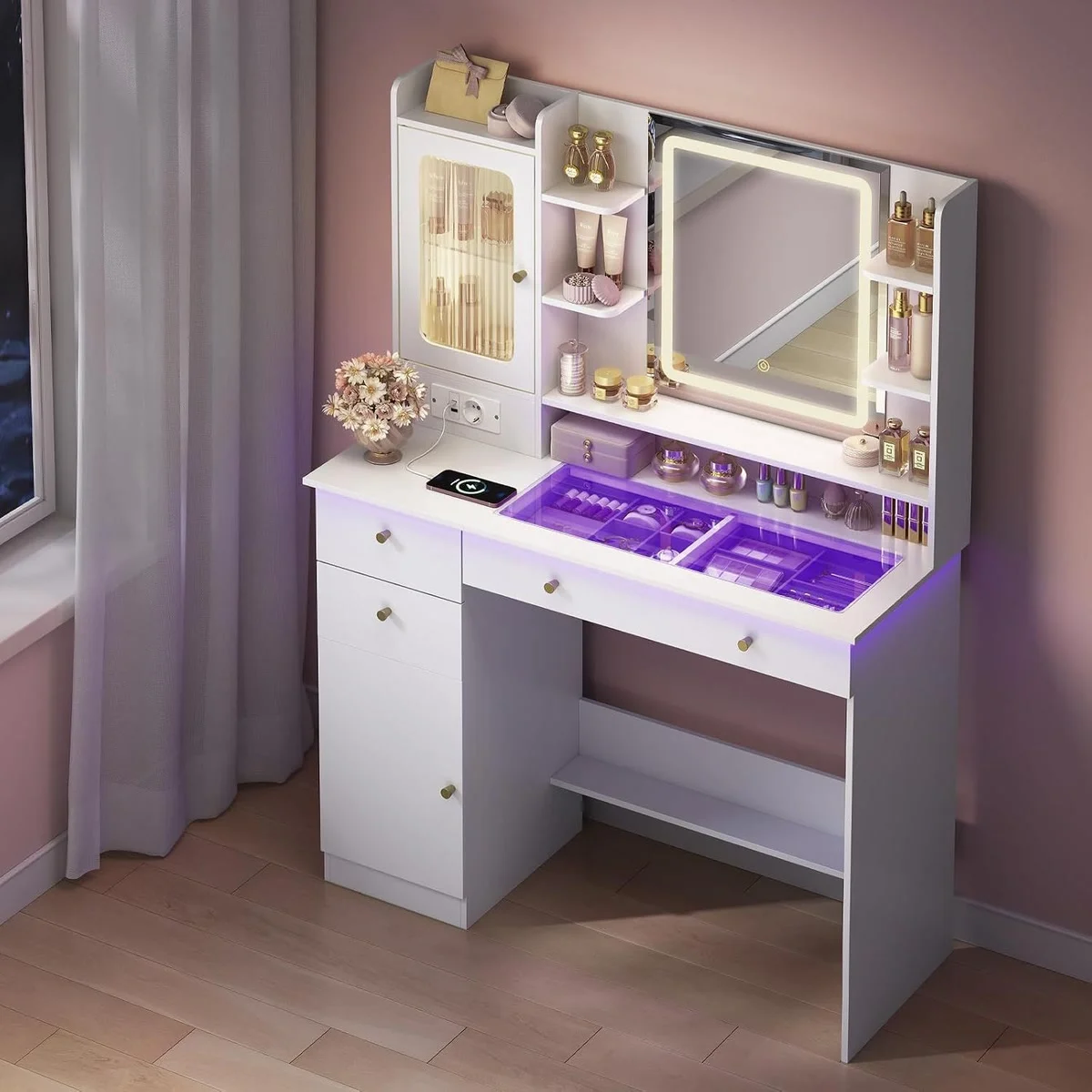 Le plateau en verre éclairé en violet, le rangement à bijoux dessous