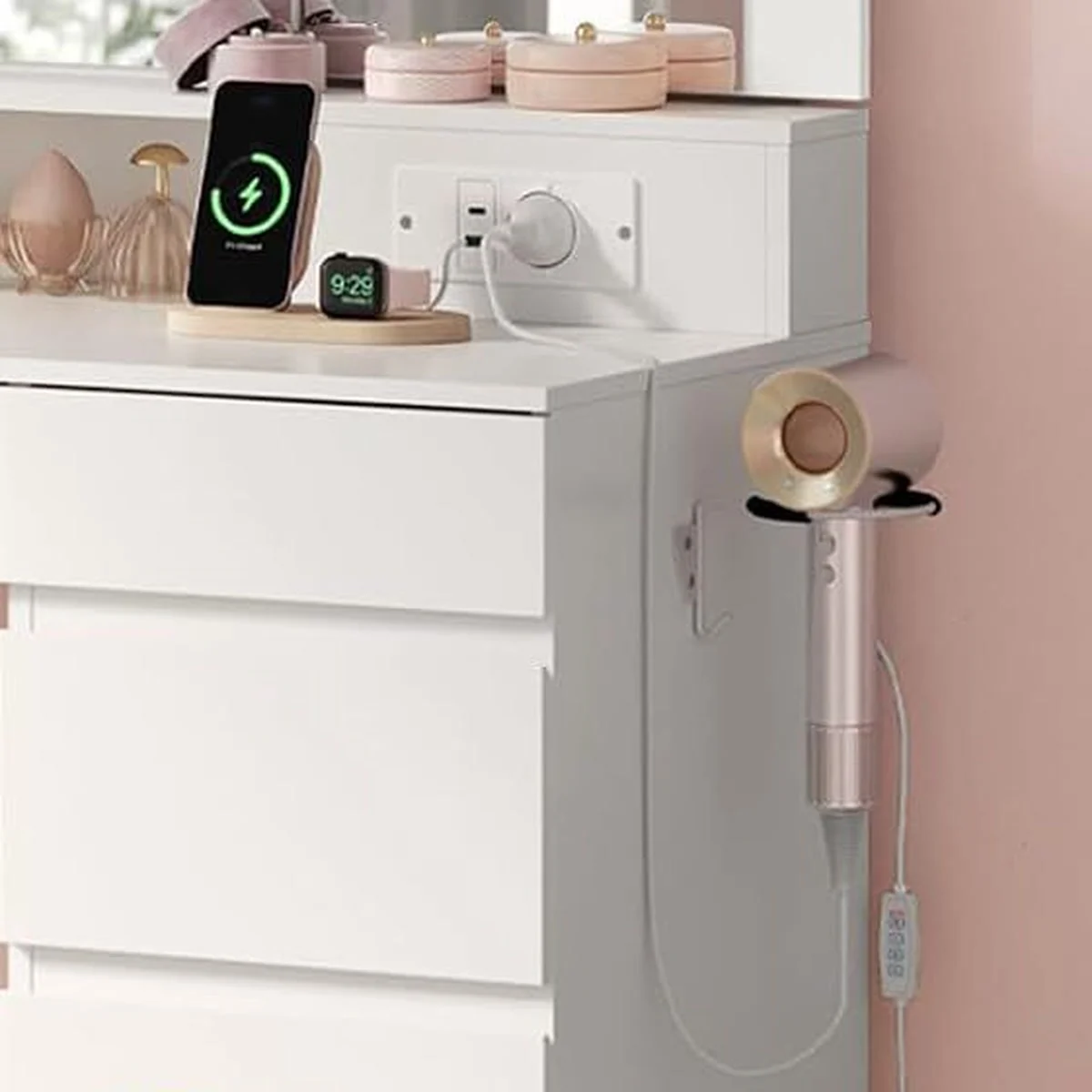 La prise intégrée, un téléphone en charge et le sèche-cheveux sur son support