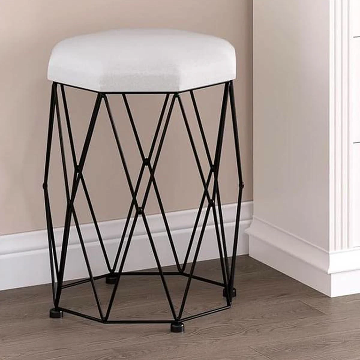 Le tabouret en velours blanc à pieds noirs