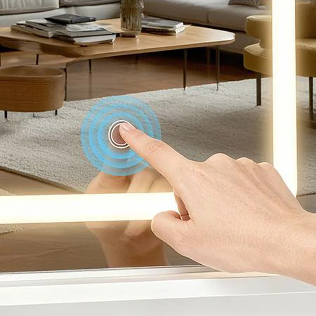Un doigt sur la touche du miroir LED